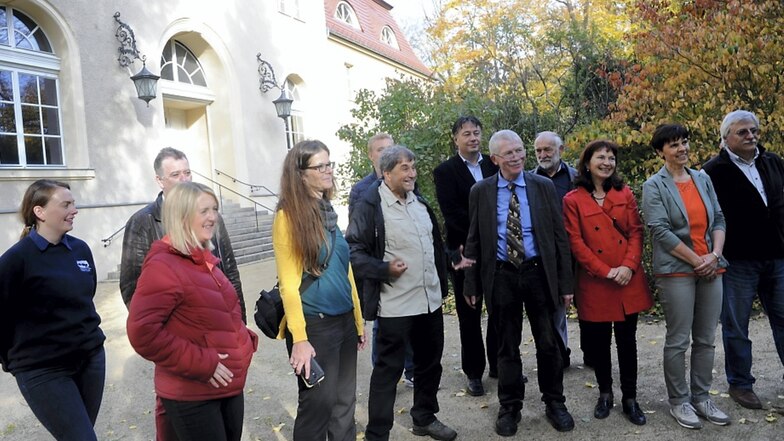 Manfred Kupetz (vorne, 4. v.r.) begleitete die Vertreter der vier transnationalen Unesco-Geoparks persönlich beim Besuchsprogramm und führte sie auch durch den Muskauer Park und das Kavaliershaus.