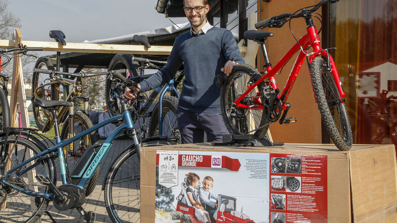 Noch ist Jens Jankowski mit Einräumen in seiner zweiten "JJ-Bikes"-Filiale in Großschönau beschäftigt. Am 6. April ist Eröffnung.