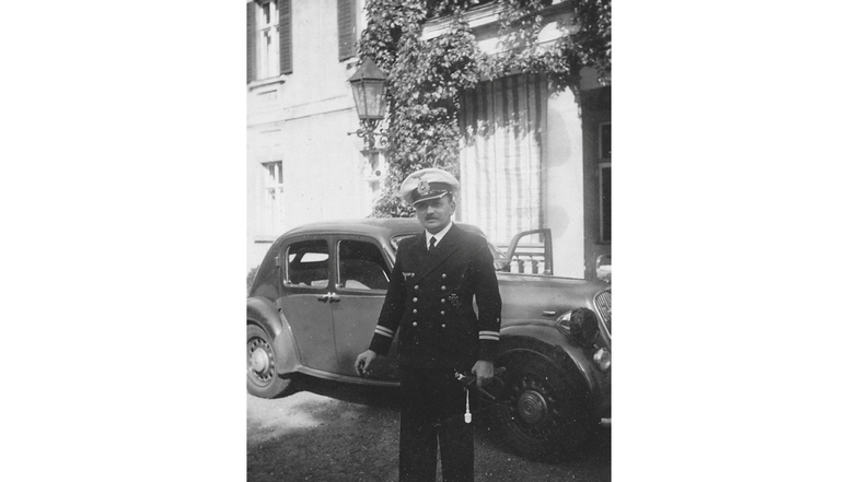 Karl Silex, Lucies Ehemann, 1943 bei der Ableistung des Wehrdienstes in Kapitänsuniform.