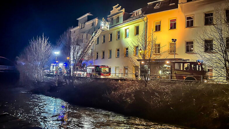 Zu einem Wohnungsbrand sind Feuerwehrleute aus Döbeln, Ebersbach und Limmritz am Freitagabend an die Staupitzstraße ausgerückt.