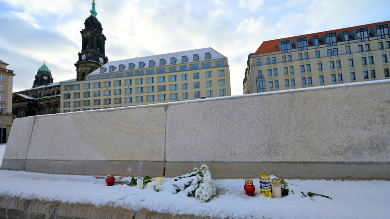 Bis zum Wochenende wurde hier der Opfer des 13. Februar 1945 gedacht. Nun wurde die Inschrift am Mahnmal auf dem Dresdner Altmarkt entfernt.