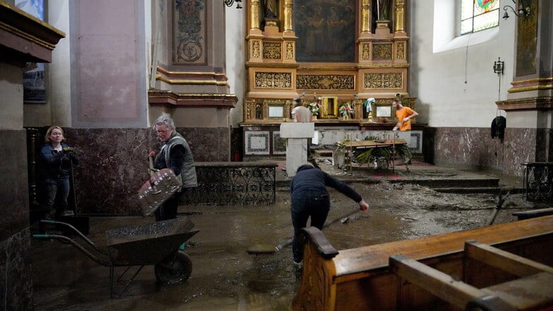 Klodzko (Glatz): Helfer reinigen die Kirche von Schlamm. Nach dem Hochwasser beginnen die Aufräumarbeiten.