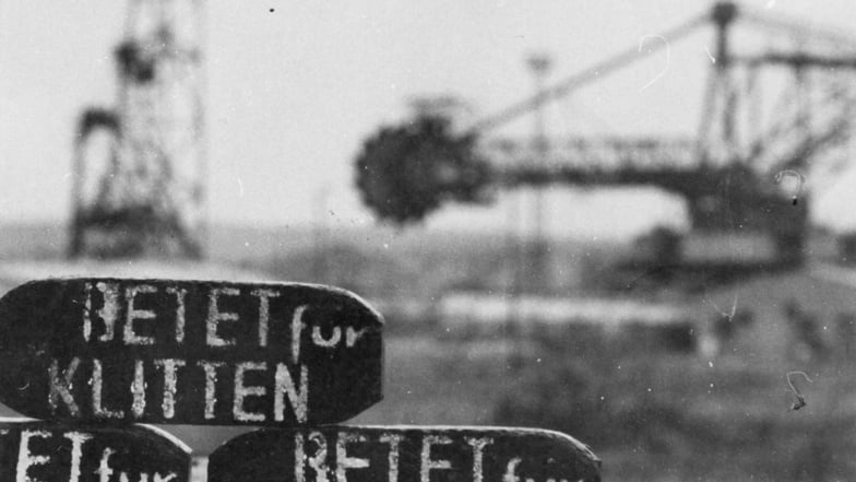 Betet für Klitten - Demonstration gegen den Abriss von Klitten für die Kohle am 20.01.1990.
Foto aus dem Archiv von Hans-Jürgen Berg.