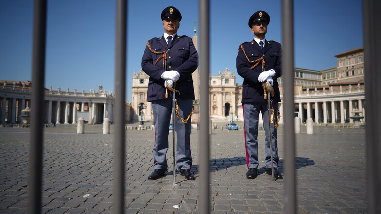 Zwei Carabinieri stehen auf einem leeren Petersplatz Wache.
