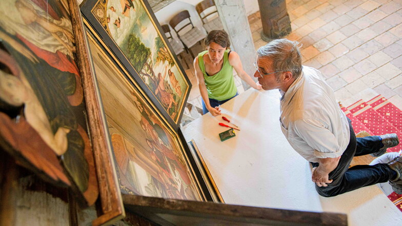 Restorer Tania Korntheuer-Wardak and Werner Linder von der Kirchgemeinde inspect the Altar for the Restaurierung.