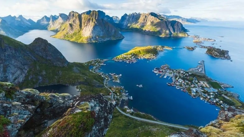 Fjorde und steile Klippen prägen die Landschaft, durch die diese Reise verläuft.