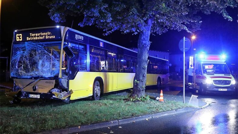 In Striesen sind am Donnerstagabend ein Linienbus der DVB und ein Kleintransporter zusammengestoßen.