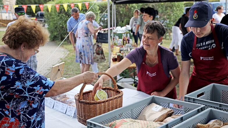 Lebensmittelverteilung in Riesa-Gröba: Seit Frühjahr 2020 gibt es in Riesa einen zweiten Wochenmarkt, die Marktschwärmerei.