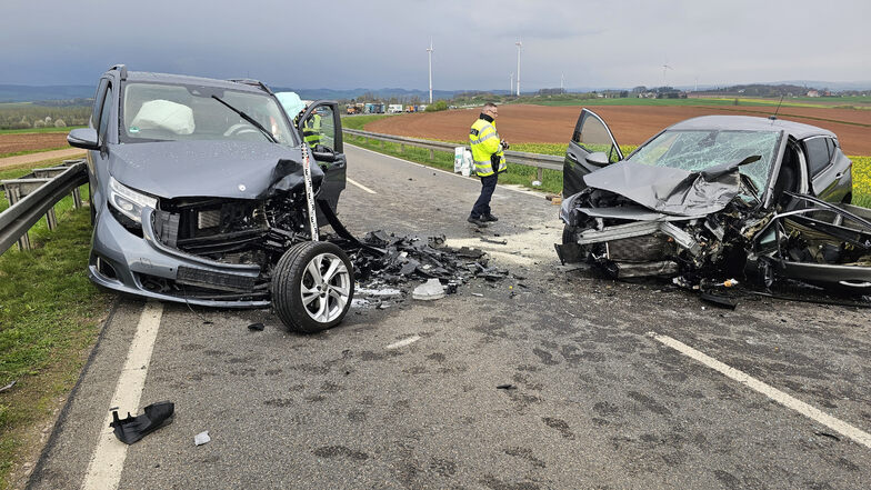 In Wildenfels im Kreis Zwickau sind am Dienstagmorgen zwei Autos frontal zusammengestoßen. Zwei Menschen wurden schwer verletzt.