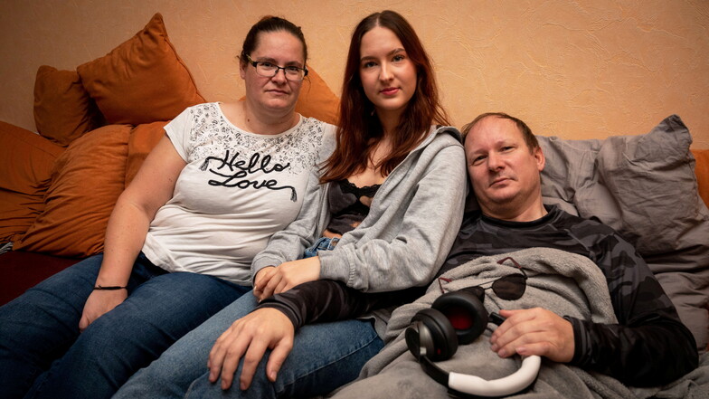 Leben im Mikrokosmos der Krankheit: Sascha aus Dresden leidet an MECFS. Seine Frau Ramona und Tochter Lara unterstützen ihn nach Kräften.