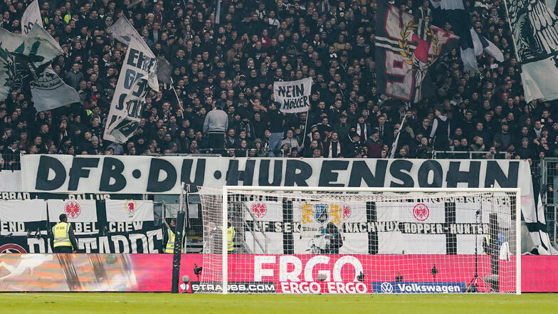 Dieses Plakat der Fans von Eintracht Frankfurt richtet sich gegen den Deutschen Fußball-Bund.