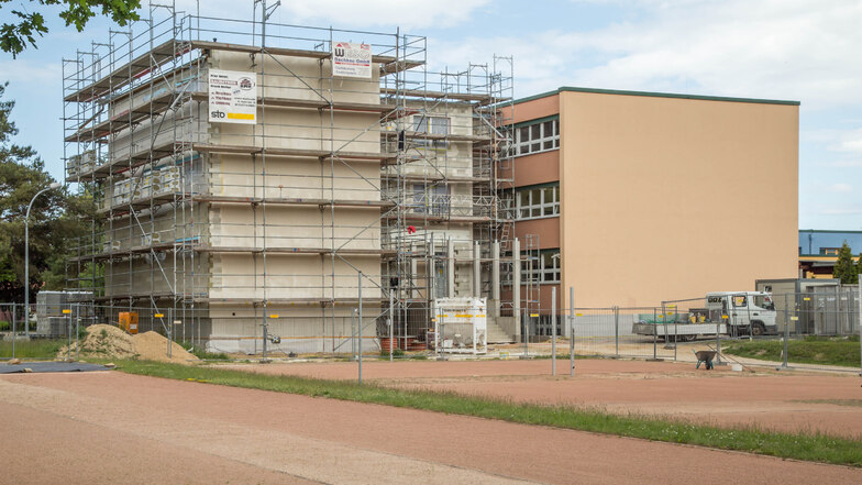Der Anbau an der Rückseite der Oberschule in Kodersdorf wächst.