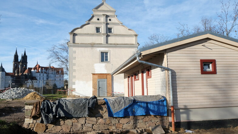 Innen fertig: Das denkmalgerecht sanierte Weinberghaus bekommt im nächsten Jahr auch einen neuen Fassadenanstrich. Vorn rechts der Ergänzungsbau mit dem Sanitärtrakt.