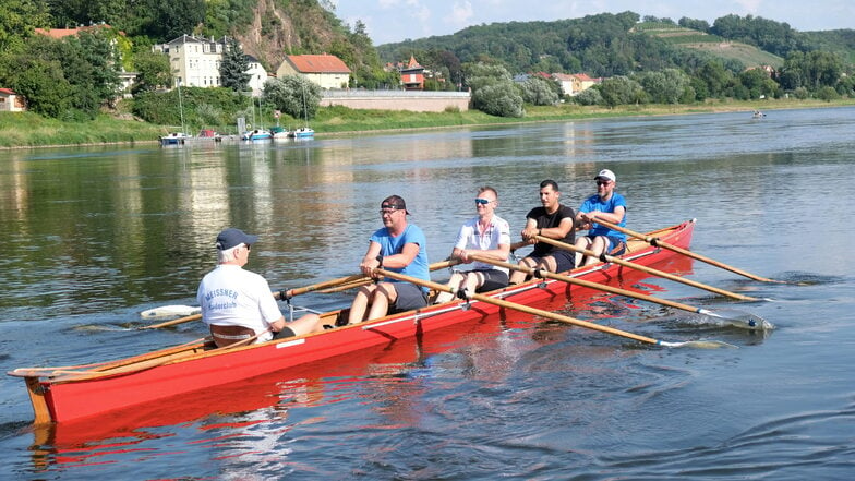 Die Crew der Stadt Meißen trainiert für die 15. Freunde Ruderregatta des Ruderverein Neptun 1882.