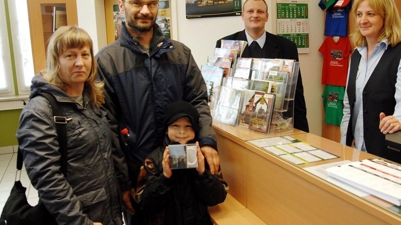 Familie Effenberger aus Nürnberg kaufte eine Fototasse im Soeg-Kundenbüro am Bahnhof.