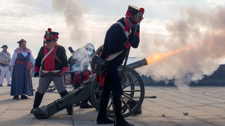 Als Soldaten der französischen Artillerie um die Zeit von Napoleon verkleidete Hobby-Kanoniere feuern ihre Geschütze ab. Zum "Kanonendonner über dem Elbtal" sind sie mit verschiedenen Nachbauten von Kanonen in historischer Kleidung angereist.