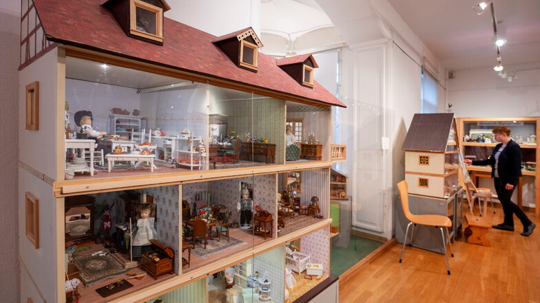In der Karrasburg können Besucherinnen und Besucher Puppenstuben aus mehr als 200 Jahren Geschichte entdecken.