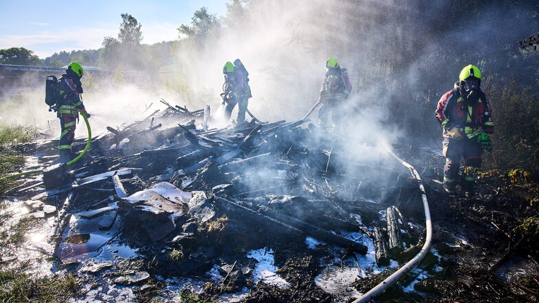 Sieht schlimmer aus als es war: Der Feuerwehr gelang es, den brennenden Holzhaufen zu löschen.
