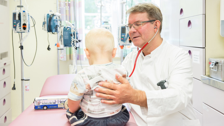 Dr. Georgt Heubner ist Chefarzt der Klinik für Kinder- und Jugendmedizin am Städtischen Klinikum Dresden und Spezialist für die Behandlung von Rheuma bei Kindern. Foto: Klinikum/Steffen Füssel