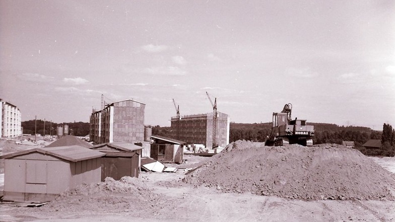 Ein Foto aus dem Jahr 1976. Ein Bagger planierte die Fläche, auf der wenig später der Bau begann.
