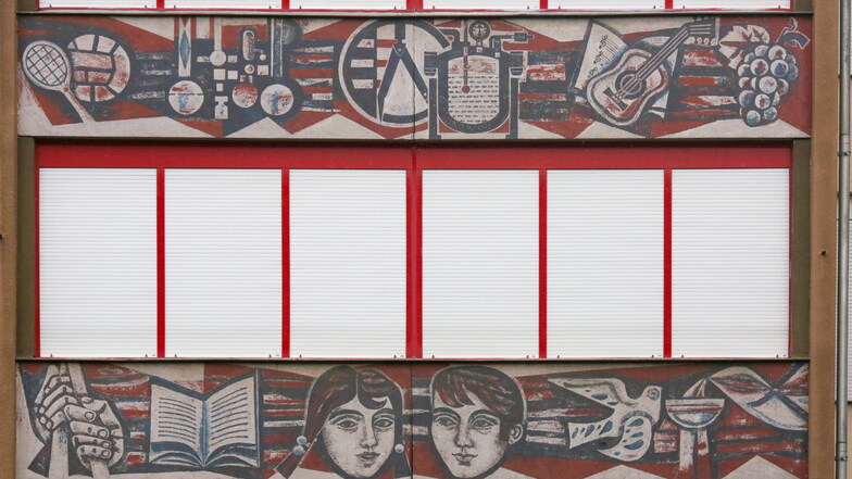Die Fassade über dem Haupteingang zum Schulhaus ziert ein Wandbild des Radebeuler Malers Heinz Drache. Das Bild wird abgebaut und eingelagert.