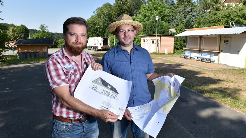 Christian Baierl und Martin Walther (rechts) stellten bereits 2019 die Pläne für das neue Dorfgemeinschaftshaus in Oberfrauendorf vor.