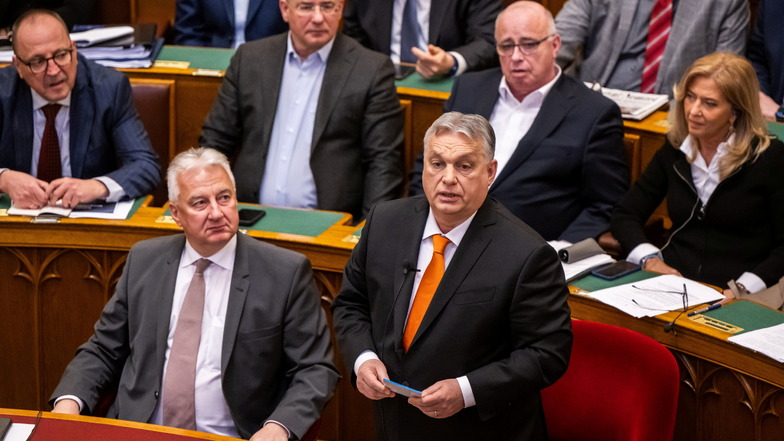Der ungarische Premierminister Viktor Orban (r) spricht während der Parlamentssitzung vor der Abstimmung über die Ratifizierung der schwedischen NATO-Mitgliedschaft.