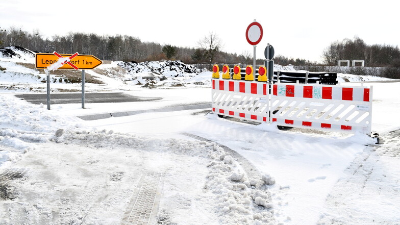 Im neu gebauten Kreisverkehr an der S177 ist die Abfahrt nach Leppersdorf noch nicht fertig gebaut.