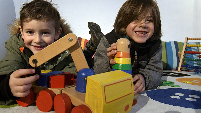 Die beiden jeweils sechsjährigen Freunde Raphael und Anton aus Leipzig finden das DDR-Spielzeug klasse.