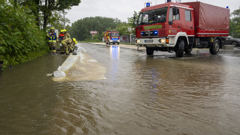 Straßen und Keller im Süden überflutet - Menschen mit Booten gerettet