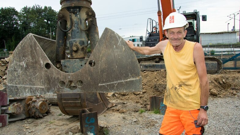 Maschinist Klaus Lehnert an der Schaufel seines gewaltigen 40-Tonnen-Baggers. Mit dem holt er das Gestein aus der tiefen Baugrube.