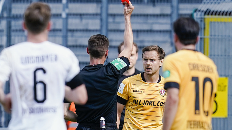 Schiedsrichter Robert Kempter zeigt Dynamos Chris Löwe die Rote Karte.