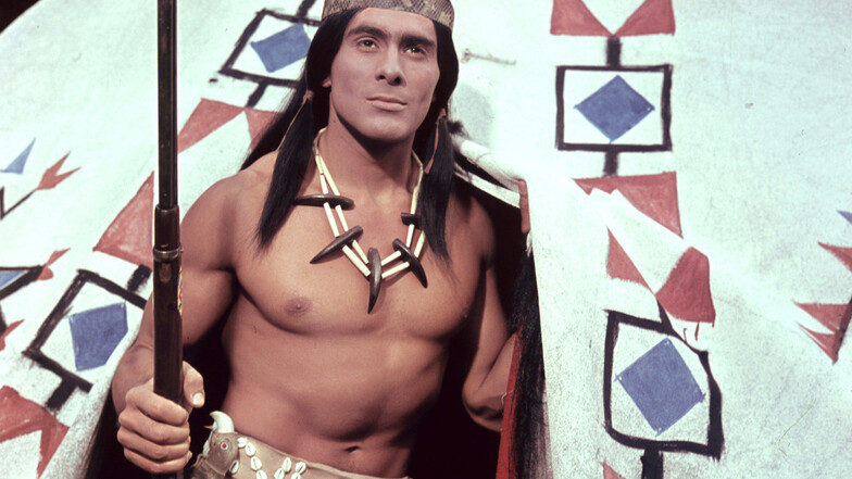 Gojko Mitic posiert in seiner Rolle als Tokei-ihto im Defa-Indianerfilms "Die Söhne der großen Bärin", aufgenommen 1965. Der Film 1966 in die Kino.