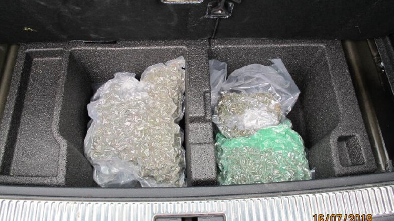 Viereinhalb Kilo Cannabis fanden Polizisten im Kofferraum eines Autos, das die Beamten auf der A 17 gestoppt hatten.