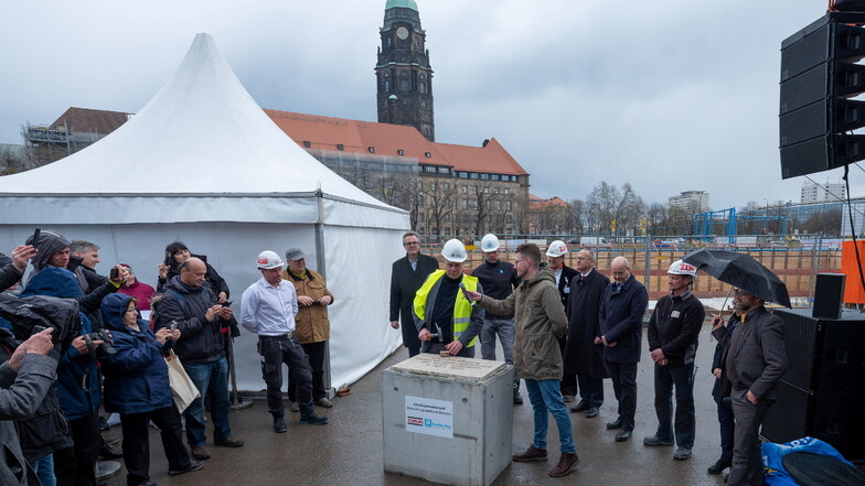 Dresdens OB Dirk Hilbert (Mitte) bei der Grundsteinlegung für das neue Verwaltungszentrum.