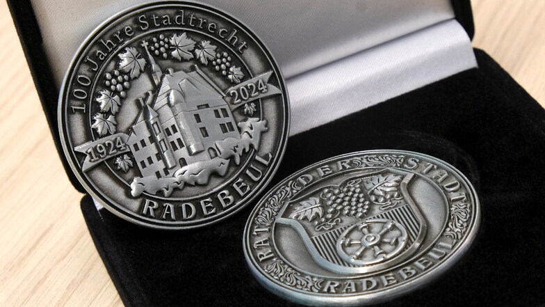 Die erste von drei Jubiläumsmedaillen ist 100 Jahre Stadtrecht Radebeul gewidmet.