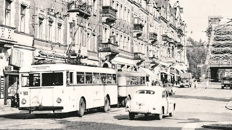 Bis 1975 waren in Dresden elektrische Oberleitungsbusse unterwegs – hier 1963 am Schillerplatz. Nun soll die Technik eine kleine Renaissance erleben. Auf bestimmten Teilstrecken könnten die neuen E-Busse ihren Strom per Oberleitung bekommen. Foto: Archiv