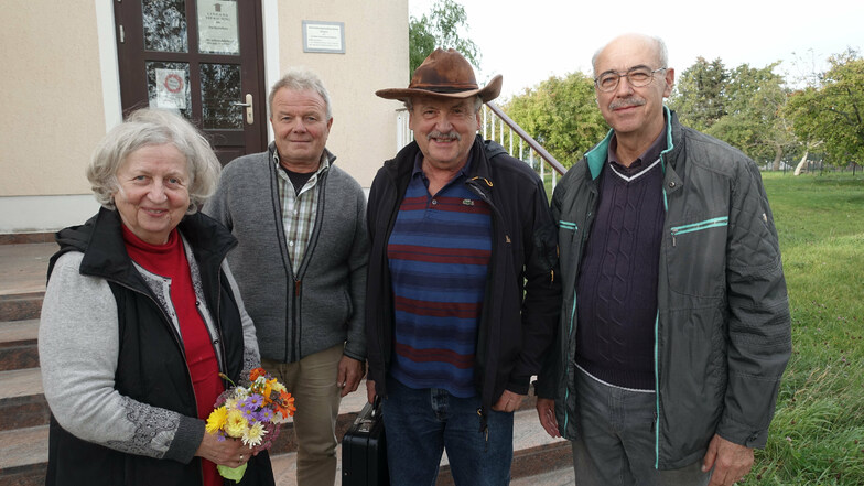 Barbara Schwabe (von links), Dieter Hundrieser, Hermann Mehner und Lothar Schmidt sind Mitglieder des Seniorenbeirates. Sie hatten Senioren nach Ziegra eingeladen, um mit ihnen ins Gespräch zu kommen.