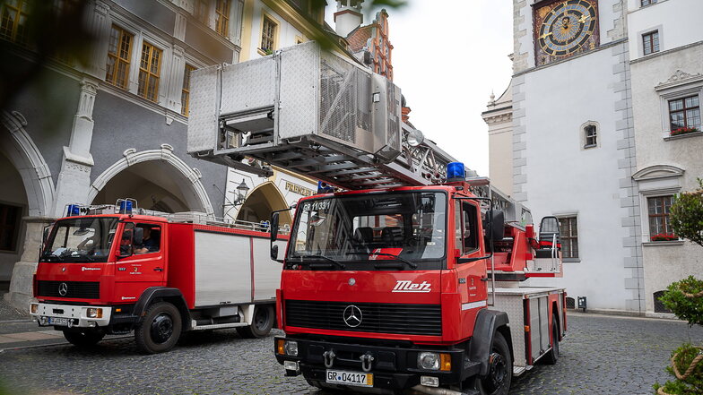 The city of Görlitz donates a turntable ladder cart (right) to the Görlitz Professional Fire Brigade.  She has always provided reliably good service - and now she has to do it in Ukraine.