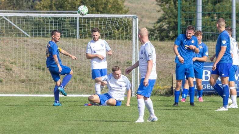 Viel Stückwerk gab es im Derby zwischen dem Roßweiner SV (weiße Trikots) und dem BC Hartha zu sehen. Am Ende hatten die Gastgeber mit 1:0 das bessere Ende für sich.