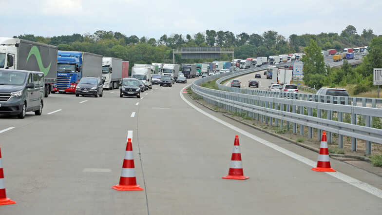 Auf der A4 kurz vor dem Dreieck Nossen ereignet sich am Mittwoch ein Unfall. Zwischen Dresden und Nossen bildet sich langer Stau.