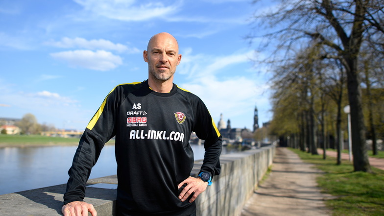 Angekommen in Dresden, aber Zeit für einen entspannten Stadtbummel bleibt Dynamos neuem Cheftrainer Alexander Schmidt keine. Für den Fototermin kommt er kurz aus dem Hotel an die Elbe.