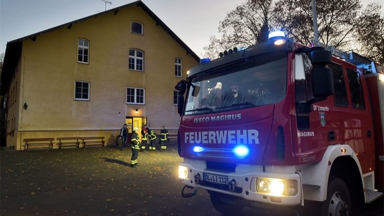 Ein Einsatzfahrzeug vor dem Gästehaus im Töpelwinkel: Die Brandmeldeanlage hatte die Feuerwehr alarmiert. Der Wasserdampf hatte sie ausgelöst.