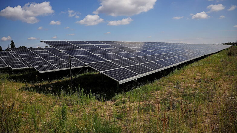 Diese Fotovoltaik-Anlage steht im Alten Lager in Zeithain. Bald könnte ein noch größeres Solarfeld bei Jacobsthal entstehen.