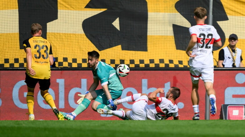 An Stuttgart-Keeper Dennis Seimen vorbei schiebt Christoph Daferner den Ball ins Tor, der herausstürmende Schlussmann kann den Schuss nicht verteidigen.