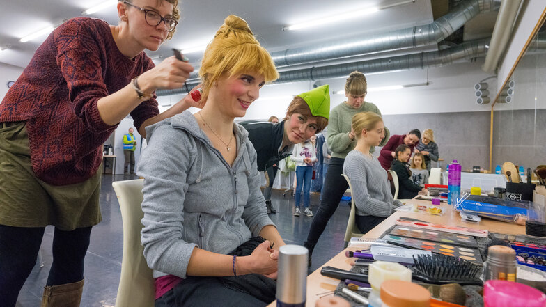 An Fee Naseweis wird noch ein bisschen herumgezupft, Peter Pan alias Henriette Gräßler findet das offenbar witzig. Fotos: Thomas Kretschel