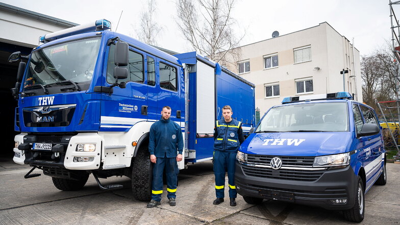 Jens Schulze und Marcel Seidel (von links) freuen sich über zwei nagelneue Fahrzeuge, die die Flotte des Ortsverbandes Görlitz des Technischen Hilfswerkes ergänzen.