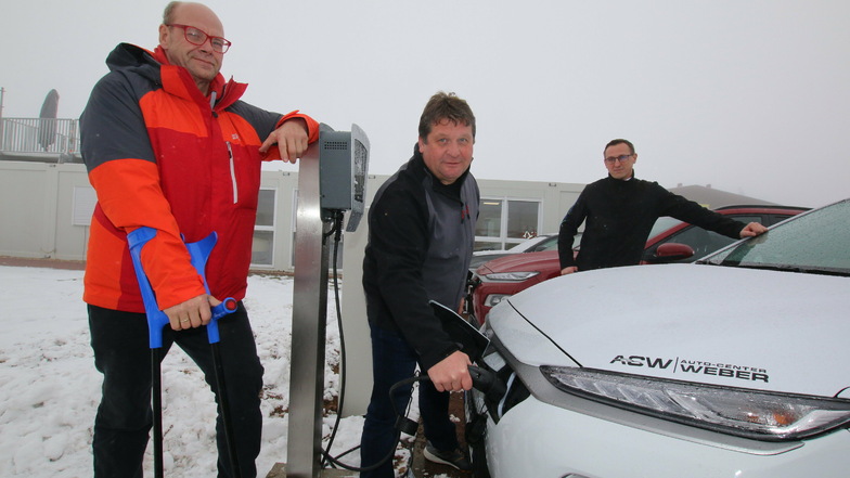 Walter Stuber und Dirk Eckart (von links) sind Geschäftsführer der Firma Gemeinhardt in Roßwein. Sie wollen ihren kompletten Fuhrpark mithilfe von Autohändler Sören Grübsch (hinten) in die Elektromobilität bringen.