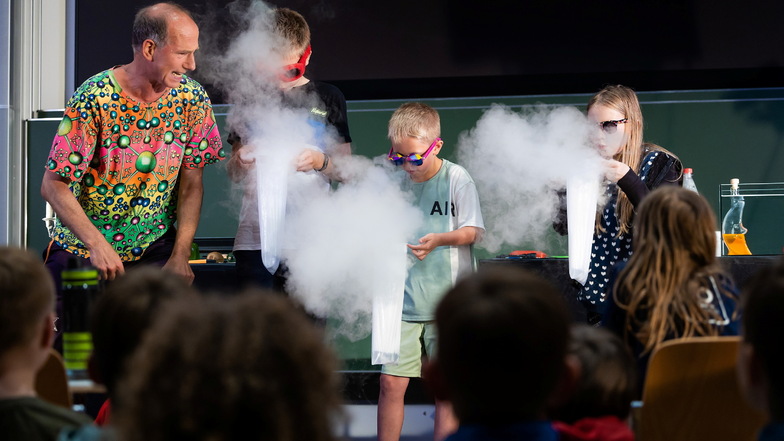 Nebelschwaden produzierten Kinder in der Show von Magic Andy, alias Andreas Korn-Müller, im Max-Planck-Institut für Physik komplexer Systeme.