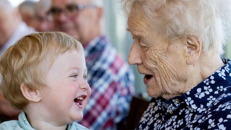 Hundert Jahre liegen zwischen Edith Quaas und ihrem zweijährigen Ur-Ur-Enkel Theo. Die älteste Gödaerin feierte am 30. Mai 2023 ihren 102. Geburtstag.